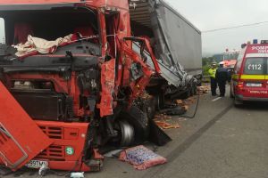 FOTO Accident cu trei victime! Un tir şi un camion s-au ciocnit