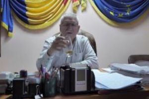 Primar din România: Staţi să-mi beau whisky-ul ăsta. Gata, putem începe ”interviul”. Dialog halucinant