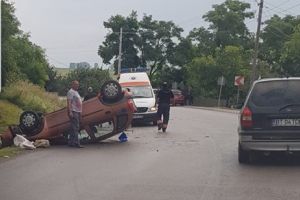 FOTO Accident în judeţul Botoşani! Un şofer s-a răsturnat cu maşina