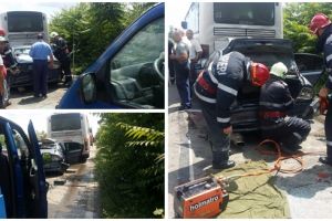 Mai mulţi răniţi în urma unui accident dintre un microbuz, un autocar şi o maşină, la Comloşu Mic
