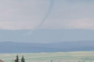 Tornadă surprinsă într-un judeţ din Transilvania