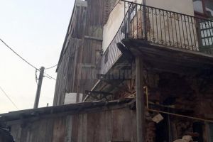 Un pensionar din Rădăuţi locuieşte într-o casă care riscă să se dărâme în orice moment