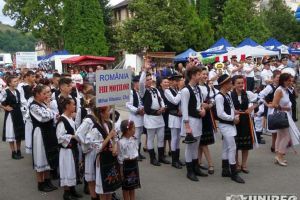 Foto/video: Paradă artistică prin oraşul Câmpeni la debutul Festivalului Naţional de Folclor „Sus, sus, sus, la moţi la munte!” – ediţia a XXIII-a