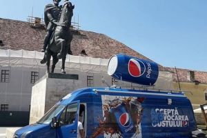 FOTO| Caravana Pepsi, prezentă în Alba Iulia azi şi mâine, în zona statuii ecvestre a lui Mihai Viteazul