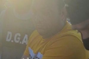 Romi ridicaţi de DGA după ce au încercat să vândă o armă unor poliţişti, iar apoi au vrut să îi mituiască