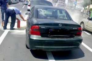 Poliţiştii au stins o maşină care a luat foc la Ceasu Rău