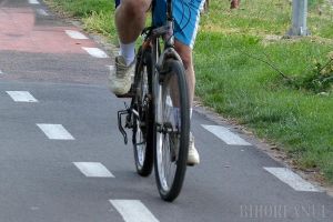 N-a putut sta acasă. Un biciclist cherchelit din Nucet a căzut pe şosea şi s-a ales cu dosar penal 
