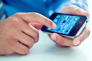 Tânăr cercetat de poliţişti după ce a furat un telefon mobil din incinta unei societăţi comerciale