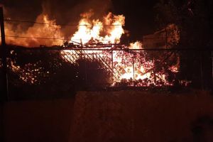 Incendiu la o anexă gospodărească. Un bărbat a suferit arsuri când încerca să-şi salveze animalele
