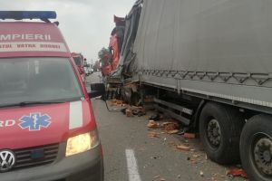 FOTO Șofer din Botoşani rănit într-un accident cu un tir şi un camion