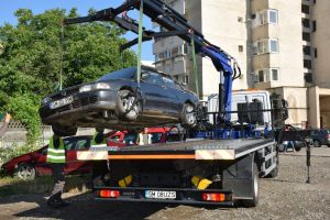 Primăria Satu Mare continuă acţiunea de ridicare a autoturismelor abandonate