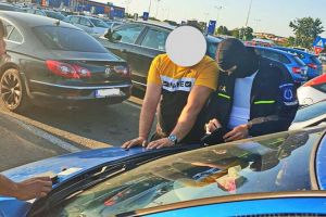 Un poliţist timişorean a refuzat 800 de euro. Concubina şpăgarului încerca să vândă un pistol