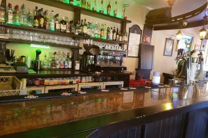 Bătaie cu bâte la Irish Pub în Mediaş – Doi răniţi la spital şi doi tineri arestaţi