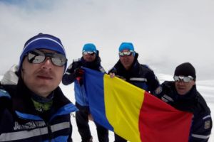 Drapelul României, arborat de jandarmii braşoveni pe cel mai înalt vârf din Munţii Caucaz (FOTO)