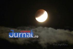 FOTO: Cum s-a văzut eclipsa parţială de Lună în Vrancea