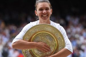 Simona Halep isi prezinta trofeul de la Wimbledon pe Arena Nationala