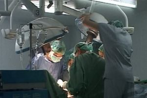 O femeie din Botoşani a ajuns la spital cu o tumoră gigantă la nivelul feţei. Totul a pornit de la o otită