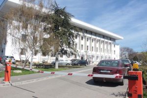 Consiliul Judetean organizeaza licitatie pentru instalare bariere acces in parcarea institutiei