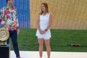 Tenis: Simona Halep si-a prezentat trofeul de la Wimbledon pe Arena Nationala in fata a 20.000 de bucuresteni