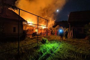Incendiu la Tiha Bârgăului. Echipaje de pompieri din Bistriţa şi Prundu Bârgăului au intervenit să stingă focul