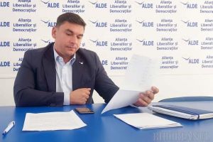 Trădat de bileţel: Ce secrete a aflat Bihorel de pe foaia cu discursuri a şefului ALDE Bihor