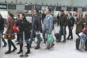 Haos pe aeroportul Otopeni. Cozi interminabile; sistemul informativ al Poliţiei de Frontieră, căzut
