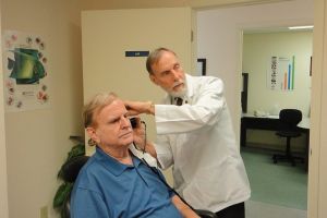 Persoanele cu deficienţă de auz, obligate să-şi echipeze maşinile cu oglinzi mai mari