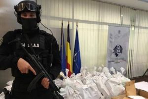 S-a aflat CINE a pierdut DROGURILE găsite pe plaja MĂRII NEGRE în luna martie! O tonă de cocaină „a supravieţuit“ până pe uscat şi n-a fost recuperată nici până acum de anchetatori