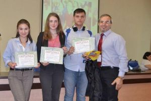 Elevii Colegiului ”Petru Rareş” s-au „duelat” în dezbateri academice în cadrul ...