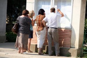 63 de profesori au ieşit din sală după ce au văzut subiectele de la titularizare. ...