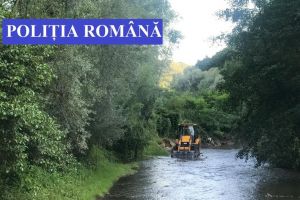 Prins în flagrant în timp ce exploata ilegal resurse minerale din râul Ilişua (FOTO)