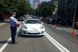 Tulcea: Porsche Panamera, avariat de o soferita care nu a pastrat distanta