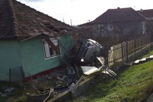 Accident rutier în comuna Ciceu. Un autoturism s-a oprit în zidul unei case