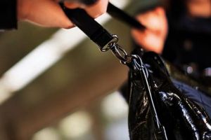 Cântăreaţă de muzică populară, la un pas să fie jefuită în plină stradă, la Bistriţa