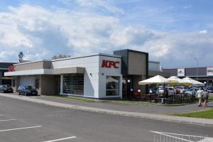 Protecţia Consumatorilor, despre carnea cu viermi găsită la un KFC din Oradea: Nu s-au găsit nereguli, urmează controale la toate localurile KFC din Bihor