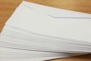 Percheziţii la angajatul unei societăţi de curierat, bănuit că ar fi reţinut fără drept corespondenţa mai multor persoane