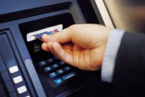 Atentie cum si unde folositi cardurile bancare! Sanctiuni de peste 450.000 de lei date de Politie