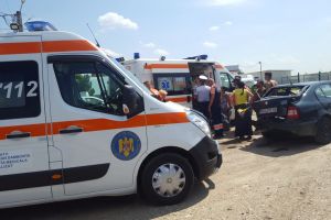 DN 71: Patru maşini, dintre care o ambulanţă, lovite în urma unui accident