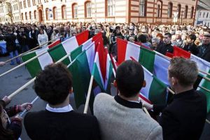 Caz unic în lume. Prin noul Cod Administrativ, Statul îşi încurajează proprii cetăţeni să utilizeze o altă limbă în paralel cu limba oficială de stat