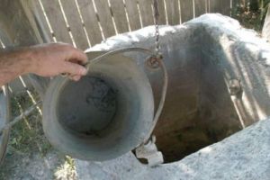 Intervenţie de urgenţă pentru salvarea unui câine cazut într-un puţ la Blaj