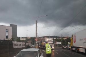 Razie a Poliţiej Rutiere Cluj, în plină furtună! Pietoni amendaţi pentru traversare neregulamentară - FOTO