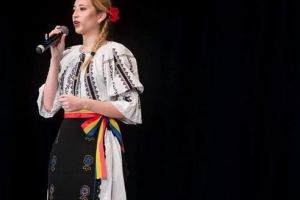 INTERVIU cu Bianca Oprea, solistă de muzică populară: „Aş fi foarte mândră şi fericită să duc mai departe tradiţiile noastre!”