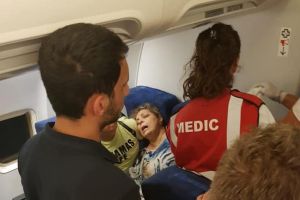 VIDEO Scene şocante într-un avion TAROM – Călători leşinaţi şi evacuare brutală a unor pasageri
