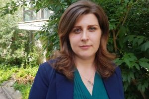 O tânără a ieşit la cerşit cu romii din Botoşani pentru a le studia comportamentul