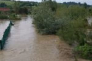 Inundaţiile au distrus, Guvernul repară. Primarul Mălăiescu a trecut podul… pe lista urgenţelor