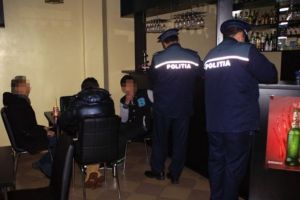 Poliţist înjunghiat în picior, într-un scandal izbucnit într-un bar