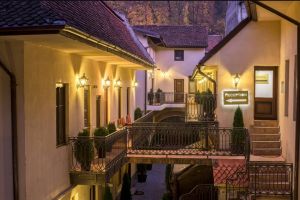 FOTO Ambasadorul SUA în România, Hans Klemm, cazat la hotelul „Reginei tenisului”, din Braşov