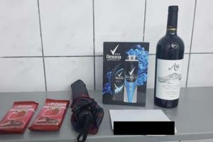 Dovadă de spirit civic: Plasă de cumpărături, gasită la Alba Iulia, pe o bancă din staţia de autobuz de lângă supermarket-ul Kaufland, predată Poliţiei Locale