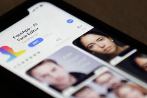 Ai folosit FaceApp!? Atunci, trebuie NEAPĂRAT să ştii asta! Ce se ascunde în spatele aplicaţiei