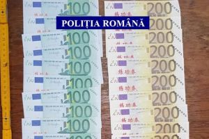 Peste 100 de bancnote contrafăcute, în euro şi dolari, descoperite de poliţişti la Odorheiu Secuiesc